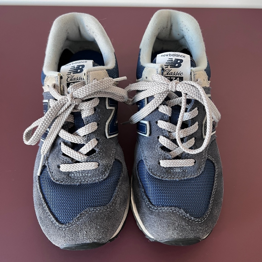 New Balance Classic 574 sneakers in Blue. Size US 8.5.